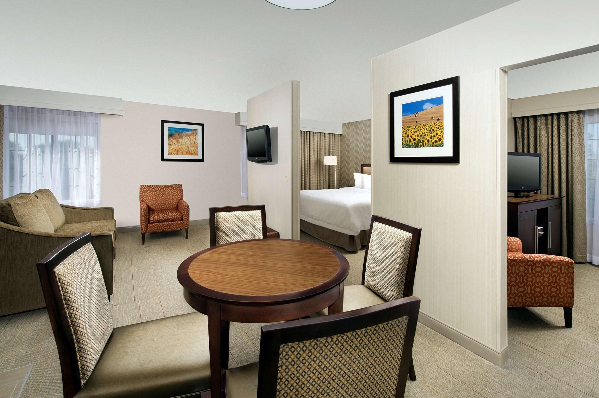 Hampton Inn Kansas City The Legends Exterior photo