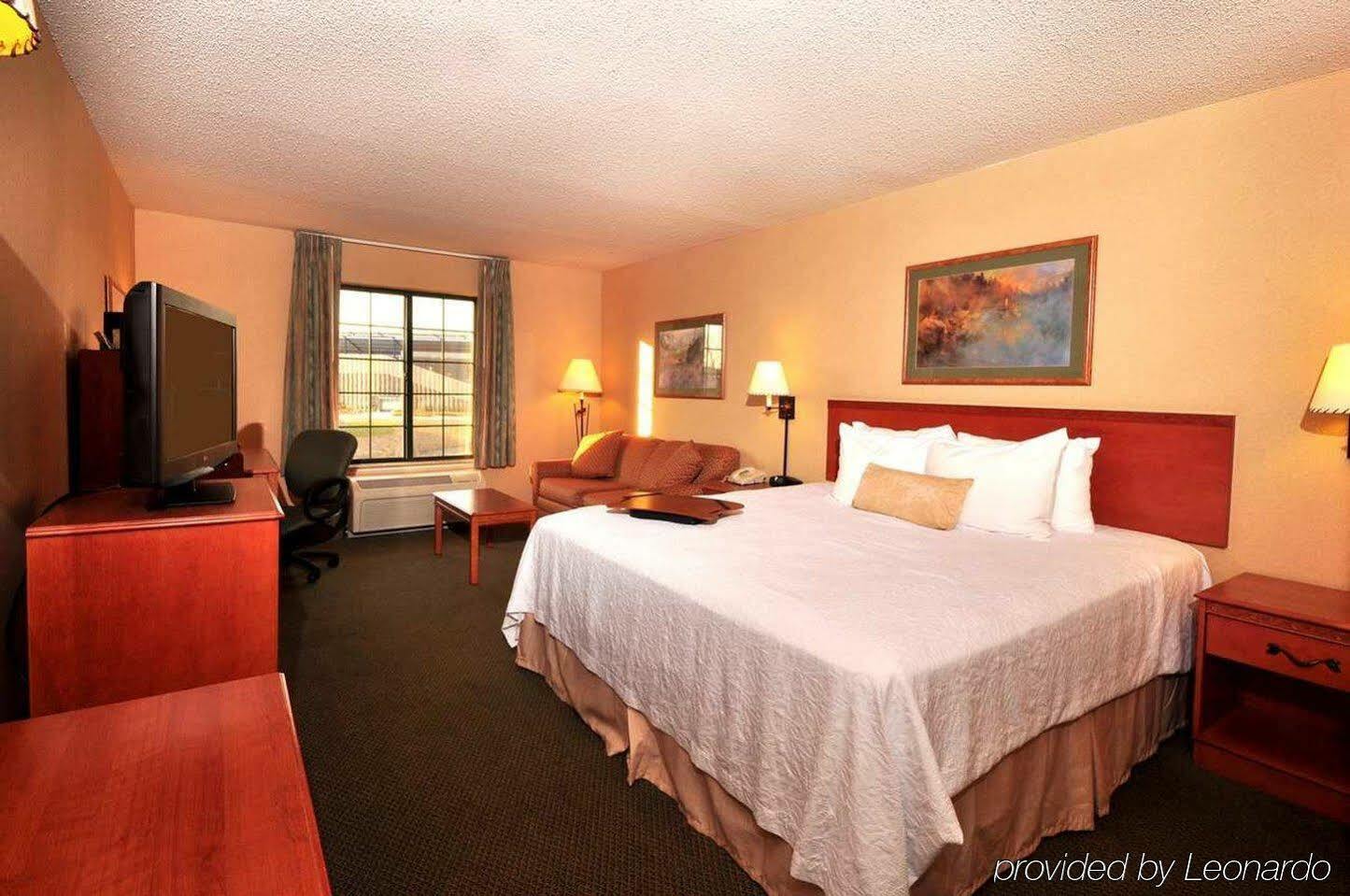 Hampton Inn Kansas City The Legends Exterior photo